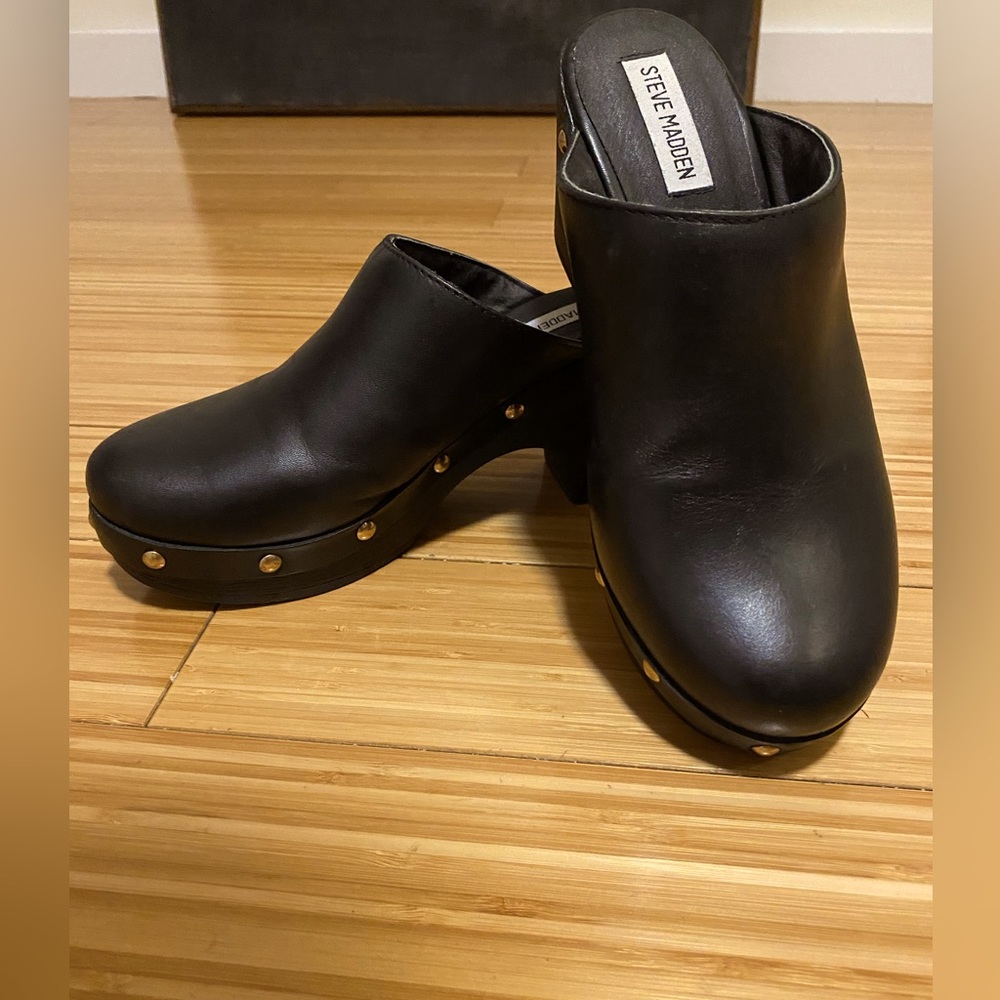 Black Steve Madden clogs. Great condition. Worn a handful of times. Size 8.5